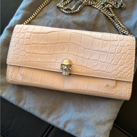 Alexander McQueen skull baby pink Croc-Embossed leather convertible wallet - Picture 2 of 16